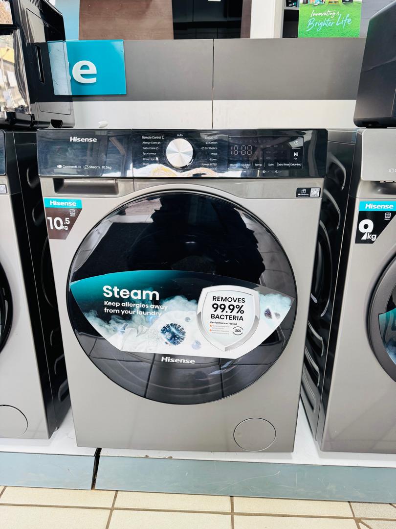 Hisense front-load washer shown in a store, with the door label indicating 10.5kg and Steam