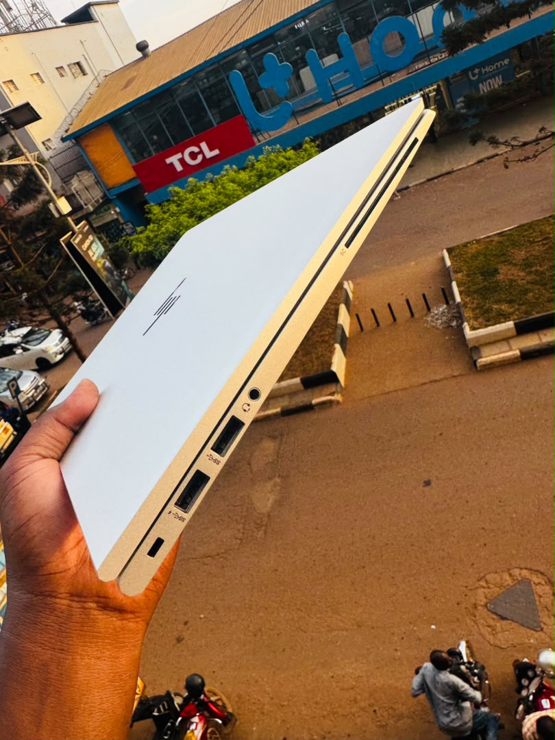 HP EliteBook 830 G8 left side showing ports