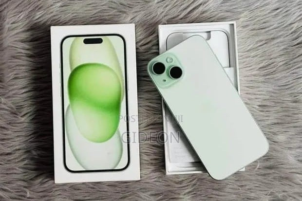 iPhone 15 128GB - Green color, unboxing shot