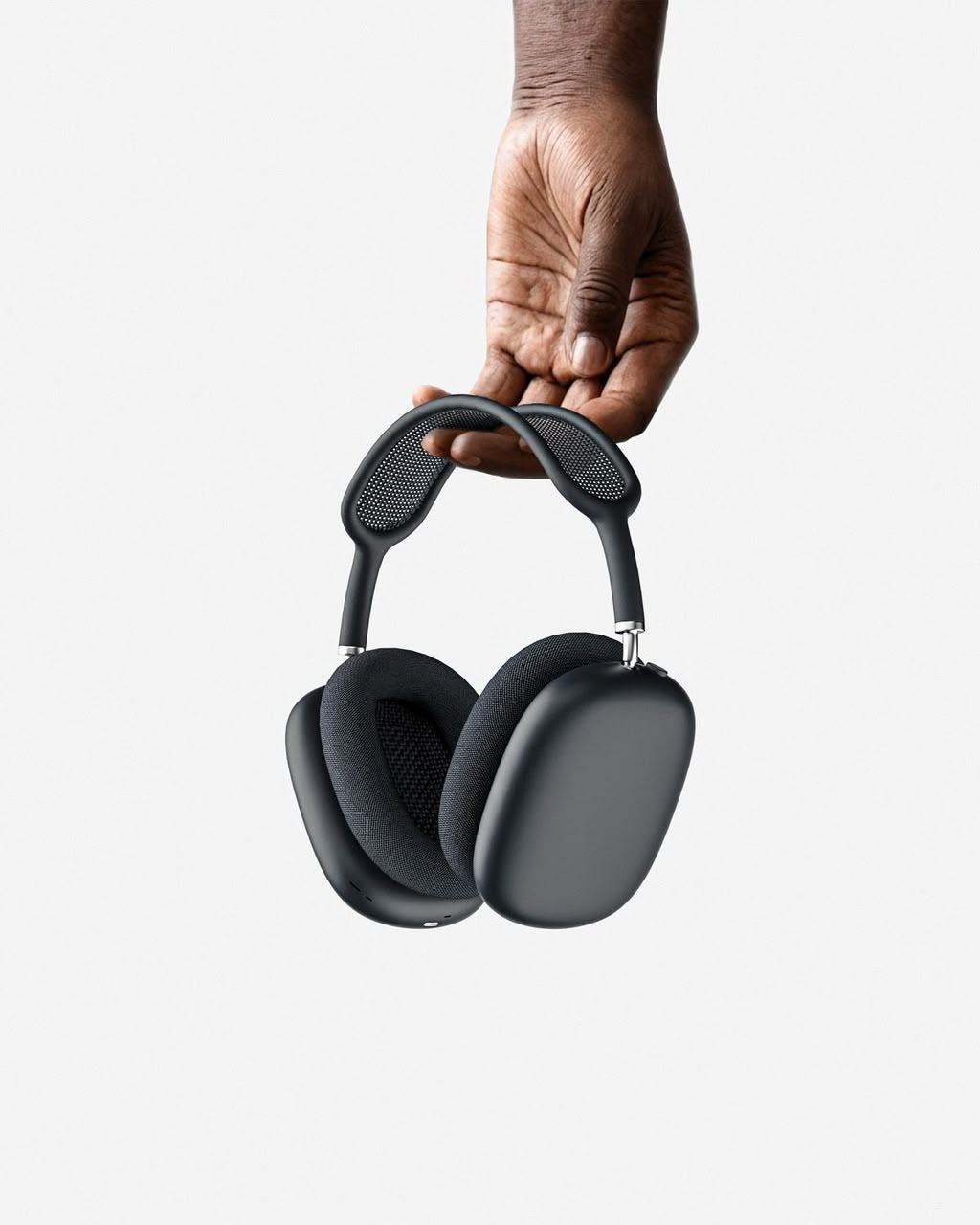 Apple AirPods Max Midnight - held in hand
