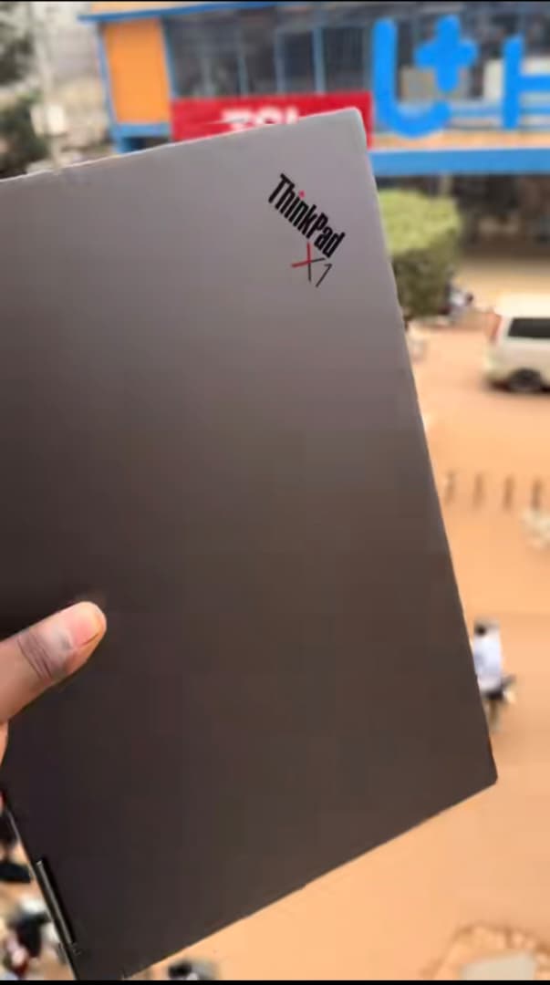 Lenovo ThinkPad X1 Yoga silver lid